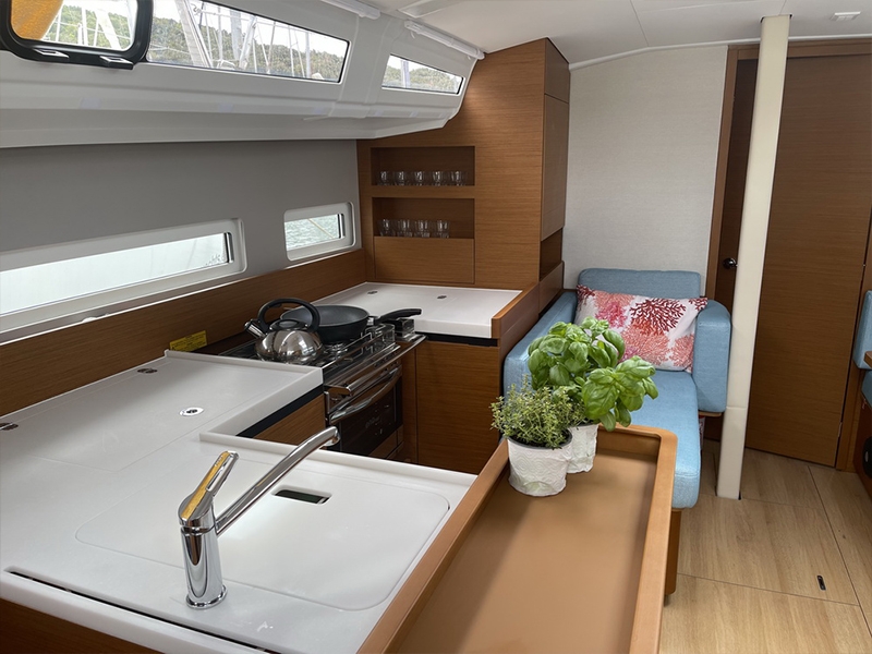 charteryacht-sun-odyssey-410-rosso-bianco-von-trend-travel-yachting-pantry-2