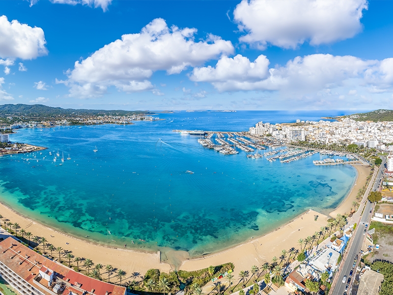 Blick auf den Hafen in Ibiza