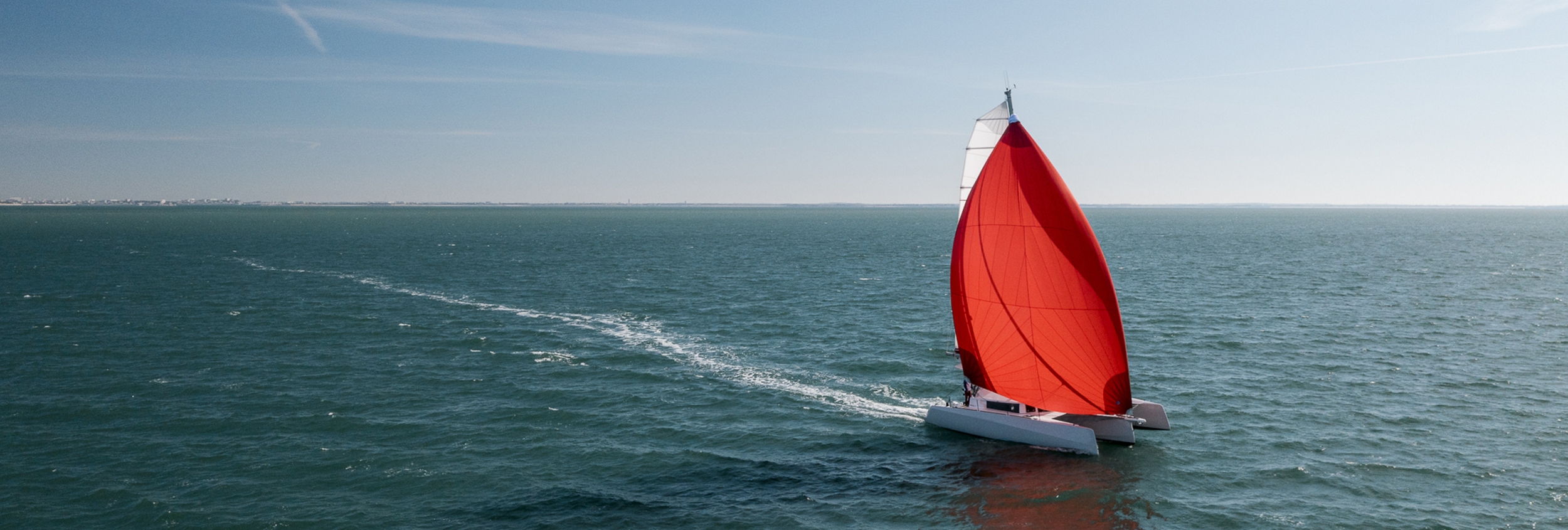 Yacht mit roten Segel